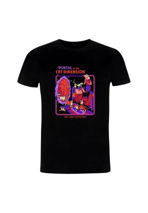 Pigeons forskrækket af flere katte omkring sengen og en virvlende lilla portal mærket "Portal til Katte Dimensionen" på en sort t-shirt.