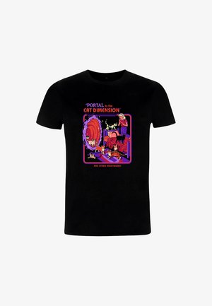 Fille surprise par plusieurs chats autour du lit et un portail violet tourbillonnant étiqueté "Portail vers la Dimension des Chats" sur un t-shirt noir.