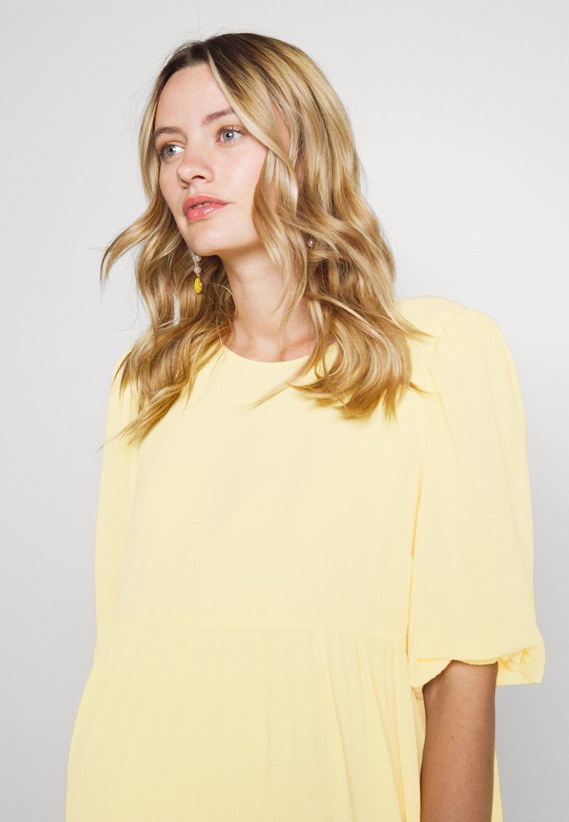Damen Freizeitkleider | Glamorous Bloom TIERED SMOCK MIDAXI DRESS WITH PUFF SHORT SLEEVES SCOOP BACK Freizeitkleid lemon/gelb Damen Freizeitkleider | Glamorous Bloom TIERED SMOCK MIDAXI DRESS WITH PUFF SHORT SLEEVES SCOOP BACK Freizeitkleid lemon/gelb