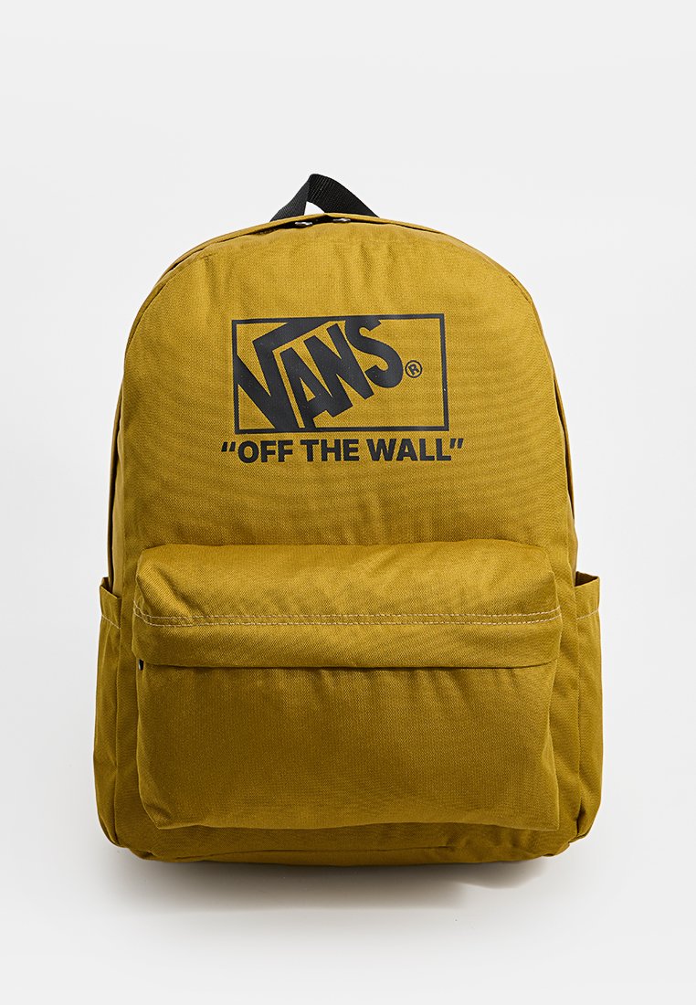 Mochila de tela amarilla con un gran bolsillo frontal, con un logo negro de Vans y el texto "OFF THE WALL". Forma redondeada y correas ajustables.