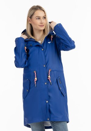 Jachetă de ploaie waterproof, de culoare albastră, cu glugă, dotată cu șireturi colorate, capse și două buzunare frontale. Finisaj neted și lucios.