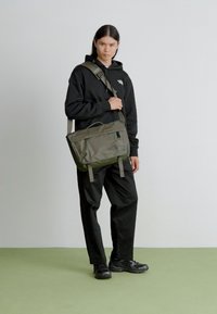 The North Face BASE CAMP VOYAGER MESSENGER BAG - Borsa a tracolla - new taupe green/black