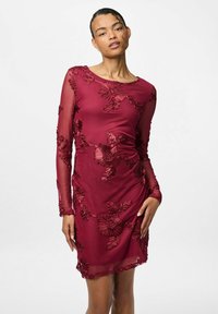 Vínové šaty s dlouhými průhlednými rukávy, zdobené květinovou výšivkou. Lehká látka se sešívanými detaily v pase.