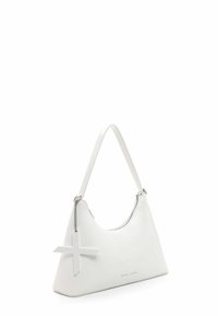 Borsa a tracolla in pelle bianca con una silhouette curva, zip superiore e un accento decorativo bianco a forma di croce attaccato da una catena. Texture liscia.