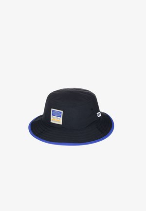 Cappello a secchiello nero con rifiniture blu, realizzato in materiale leggero. Presenta una toppa logo rettangolare sulla parte frontale e dettagli cuciti sul bordo.