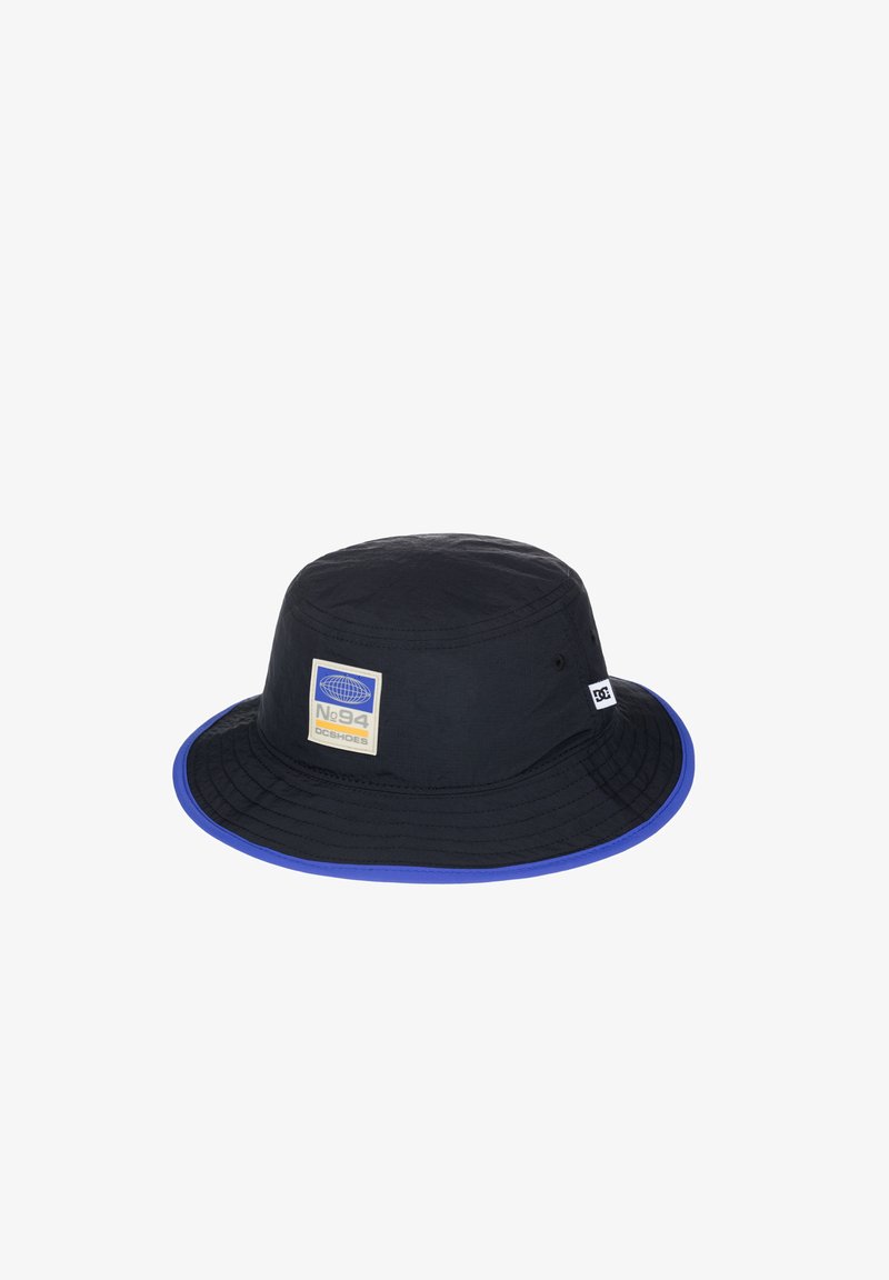 Schwarzer Bucket Hat mit blauer Borte, aus leichtem Material gefertigt. Verfügt über ein rechteckiges Logo-Patch auf der Vorderseite und gesteppte Details am Rand.