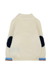 Maglione beige lavorato a maglia con colletto a coste, dotato di toppe blu scuro sui gomiti e dettagli a strisce colorate ai polsini. Texture morbida.
