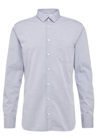 Camisa de botones de manga larga en gris claro para hombre, con cuello puntiagudo y un bolsillo en el lado izquierdo del pecho.
