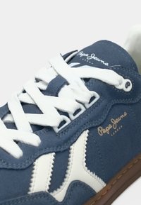 Μπλέ σουέτ αθλητικά παπούτσια με άσπρα κορδόνια και λεπτομέρειες, με σήμα "Pepe Jeans London" σε μπεζ γράμματα στο πλάι.