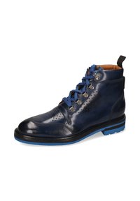 Botín de piel azul marino con detalles perforados, cordones azules, suela negra y azul, y asa negra en el talón.