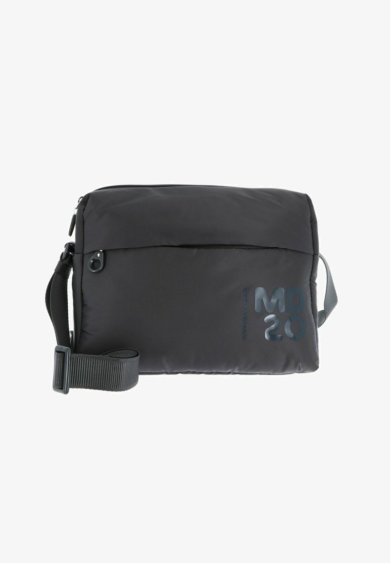 Sac bandoulière noir en matière douce et rembourrée, doté d'une fermeture éclair, d'une bandoulière ajustable et d'un logo embossé "MD 20".
