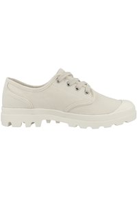 Sneaker in tela beige con suola in gomma texturizzata, cinque occhielli e punta tondeggiante. Materiale morbido e design a profilo basso per un look casual.