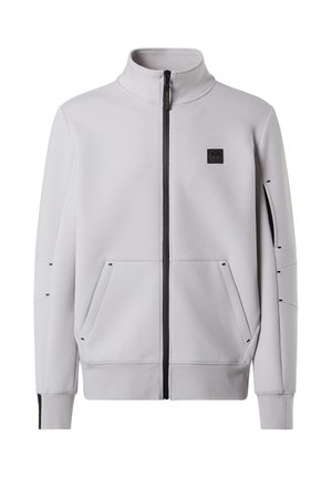 Chaqueta de cremallera gris claro, hecha de un tejido suave, con un cuello alzado, dos bolsillos frontales y detalles negros en la cremallera y las mangas.