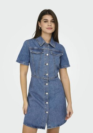 Abito camicia in denim con maniche corte, chiusura a bottoni e due taschini sul petto. Colore azzurro chiaro con vita aderente e gonna leggermente svasata.
