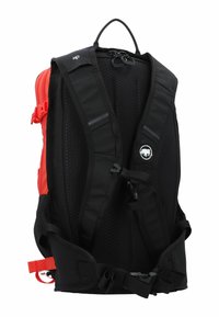Czarny i czerwony plecak z wyściełanym siatkowym tyłem, regulowanymi paskami, zamykanymi kieszeniami i naszywką z logo. Posiada boczne klamry i akcenty.