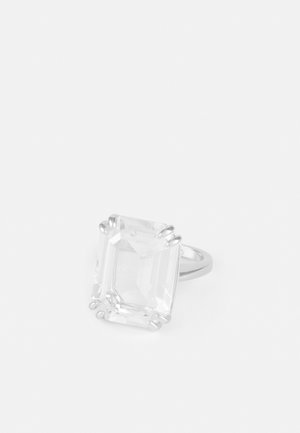 Silberner Ring mit großem, klarem, rechteckigem Smaragdschliff-Edelstein, der mit vier Krappen auf einem schlichten Band gefasst ist.