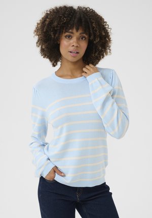 Pull bleu clair avec des rayures crème horizontales. Matière tricotée, col rond, et manches longues avec un léger effet bouffant au niveau des épaules.