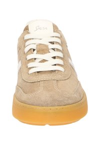 Baskets en suède beige avec des accents blancs, bout rond et laçage à l'avant. Présentent une semelle en caoutchouc gomme texturée et des détails simples en surpiqûre.