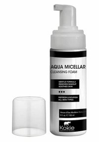 Aqua Micellar Cleansing Foam i en vit och svart flaska med pumpsystem; 150 ml kapacitet, inkluderar ett klart plastlock.