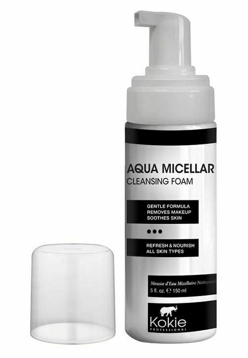 Aqua Micellar Cleansing Foam i en vit och svart flaska med pumpsystem; 150 ml kapacitet, inkluderar ett klart plastlock.