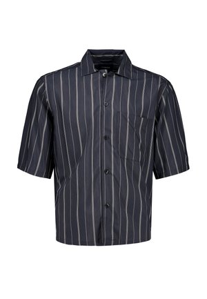 Marineblaues Kurzarmhemd zum Knöpfen mit weißen vertikalen Streifen und einer linken Brusttasche auf weißem Hintergrund.