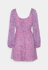 Blommig klänning i genomskinligt, lätt tyg; har en mjuk rosa och lila färgskala, långa puffärmar och en figursydd midja.