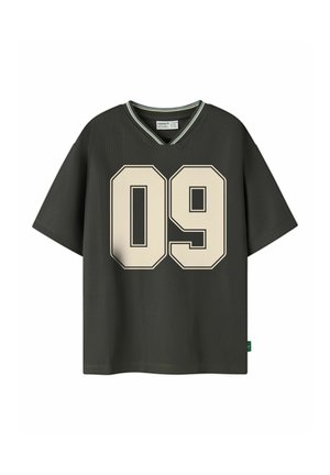 T-shirt de sport vert foncé à manches courtes avec un grand numéro beige 09 à l'avant et un col en V avec de fines rayures blanches et vertes.