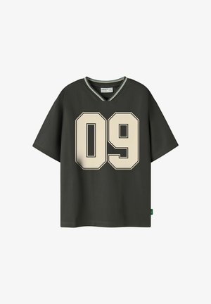 Donkergroen sportshirt met korte mouwen met groot beige nummer 09 aan de voorkant en een V-hals met dunne witte en groene strepen.