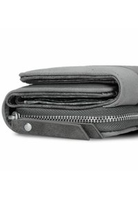 Cartera gris con una textura suave y diseño plegado. Un zipper metálico recorre el borde, con un cierre a presión visible en un lado.