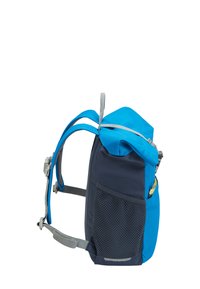 Mochila azul y navy con correas grises ajustables, bolsillo lateral de malla, cierre enrollable y un diseño elegante y funcional.