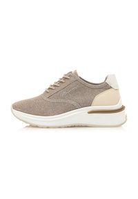 Baskets de sport beiges avec un upper en tissu texturé, fermeture à lacets, semelle intermédiaire blanche et accent beige au talon. Présente des coutures minimales et un détail de logo.