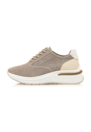 Scarpa atletica beige con tomaia in tessuto texturizzato, chiusura con lacci, suola intermedia bianca e accentuazione beige sul tallone. Presenta cuciture minime e dettagli del logo.
