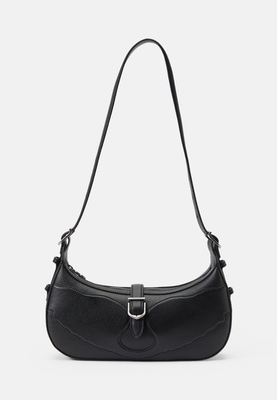 Bolso de hombro de cuero negro con forma curvada, con un cierre superior y una hebilla decorativa. Superficie texturizada con sutiles detalles de líneas onduladas.