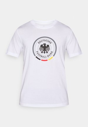 Tricou alb de bumbac, cu un logo circular având un vultur negru și inscripția "Deutscher Fußball-Bund", cu accente de culoare galben, roșu și negru.