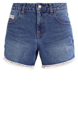 Denimshorts med frontknap, lommer og hvid blondekant langs kanten og kanten på den lille lomme på venstre side.