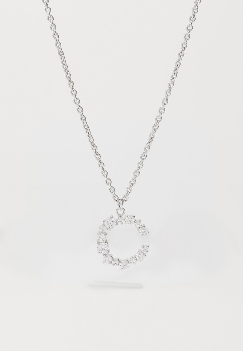 Ασημένια αλυσίδα κολιέ με κυκλικό pendant διακοσμημένο με διαυγή πολύτιμους λίθους, που διαθέτει υφή και ανοιχτό κυκλικό σχήμα.