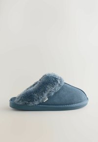 Blauwe pantoffels met een zachte, pluizige rand, suède buitenkant, rond neusontwerp en een platte rubberen zool. Voorzien van een merklabel aan de zijkant.