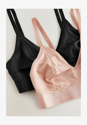 Deux soutien-gorges : un noir et un nude. Les deux ont des bretelles réglables, une texture lisse, des bonnets triangulaires et une large bande élastique en bas.