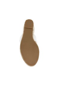 Sandal bianca con una suola testurizzata, caratterizzata da un fondo piatto in gomma marrone e una parte superiore liscia, leggermente patternata.