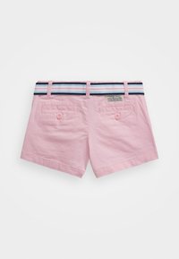 Rosa Chino-Shorts mit zwei geknöpften Gesäßtaschen und einem gestreiften Gürtel in Blau, Weiß und Pink, flach auf weißem Hintergrund ausgelegt.