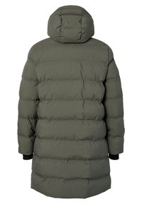 Parka rembourrée de couleur vert foncé, avec une capuche ajustée, des poignets élastiques et des sections matelassées horizontales pour l'isolation et le confort.