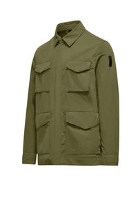 Giacca verde oliva con colletto, quattro tasche frontali e un accento nero sulle maniche. Realizzata in materiale leggero, presenta un design semplice.