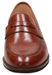 Bruine leren instappers met mocassin-stiksel, een sleek ontwerp, ronde neus en een dubbele band over de wreef, rustend op een donkere zool.