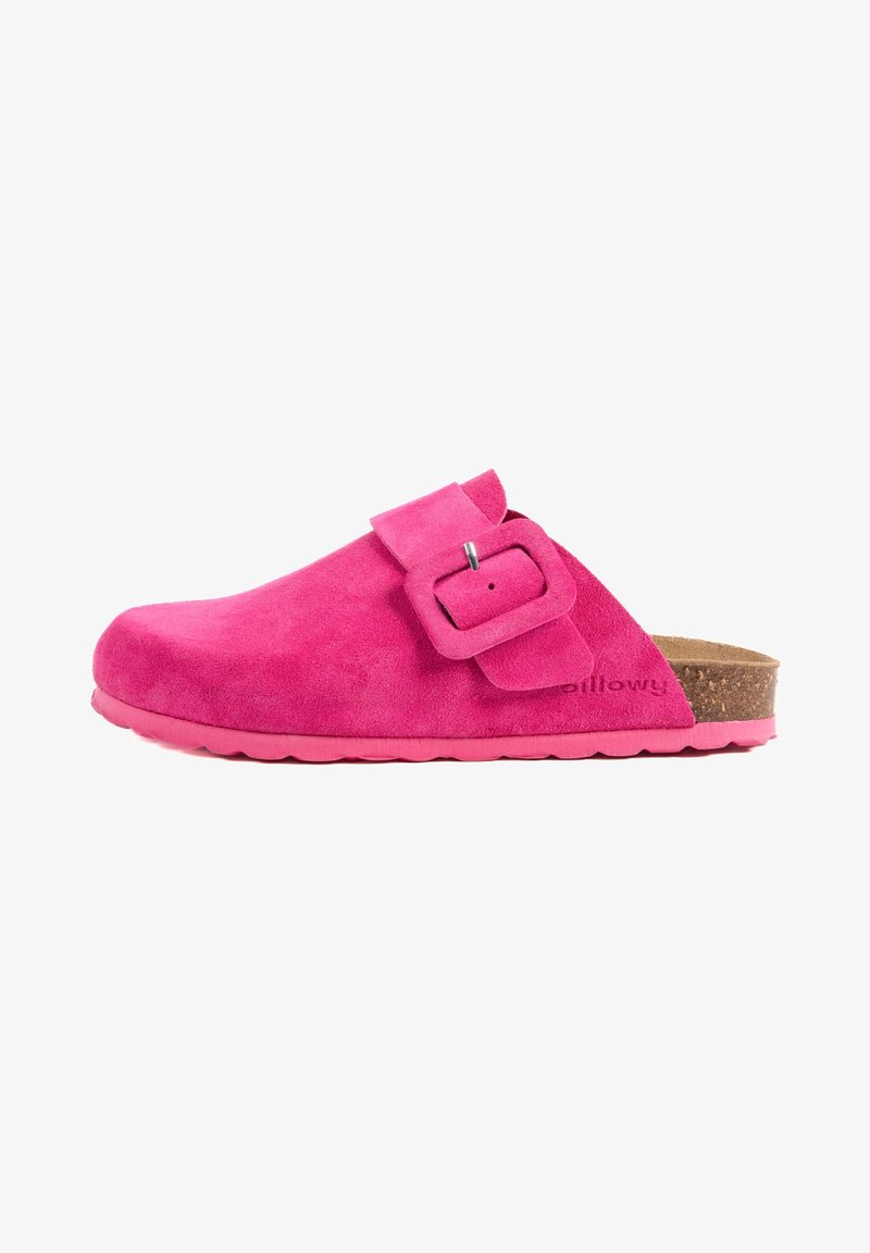 Sabot en daim rose à enfiler avec une large bride et une boucle ajustable, doté d'une semelle intérieure en liège et d'une semelle extérieure en caoutchouc rose.