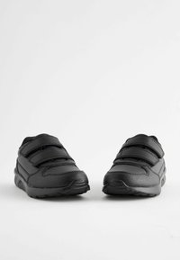 Sneaker nere con una parte superiore in pelle liscia, tre cinturini in velcro, collo imbottito e suola in gomma testurizzata per una migliore aderenza.