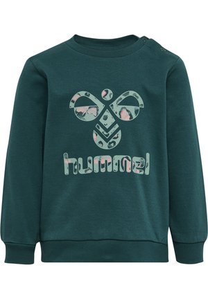 Dunkelgrüner Pullover mit rundem Ausschnitt, der ein Logo und einen Markennamen in hellen Farben präsentiert. Er hat strukturierte Akzente und Druckknöpfe an den Schultern.
