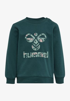 Mørkegrøn sweatshirt med rund halsudskæring, prydet med et logo og brandnavn i lyse farver. Den har teksturerede detaljer og skuldersnaps.
