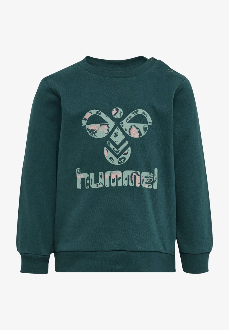 Donkergroene sweatshirt met een ronde hals, voorzien van een logo en merknamen in lichte kleuren. Het heeft gestructureerde accenten en drukknoopjes op de schouders.