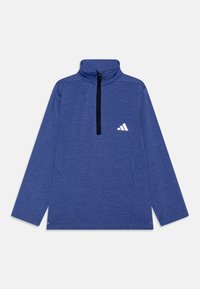 Pullover blu a maniche lunghe con zip nera a un quarto e logo Adidas bianco sul lato sinistro del petto, dotato di un alto colletto e una morbida texture del tessuto.