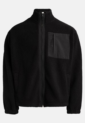 Giacca nera con zip realizzata in pile testurizzato, dotata di una tasca sul petto sinistro con materiale a contrasto e tasche laterali.